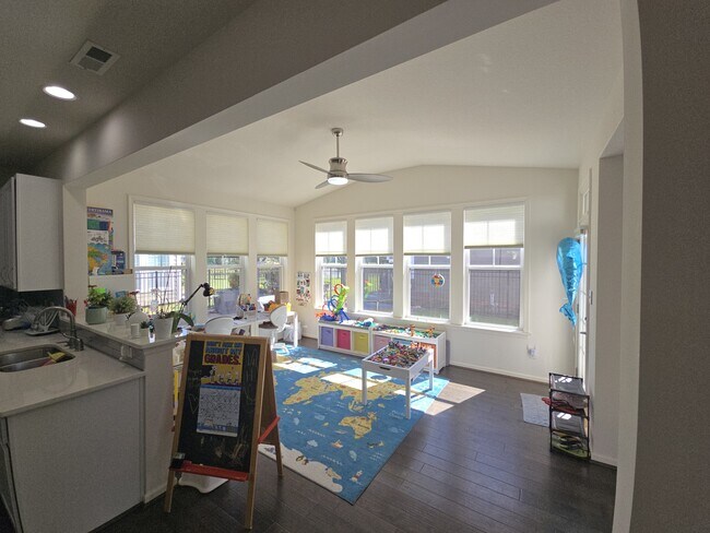 Building Photo - 1129 Flower St