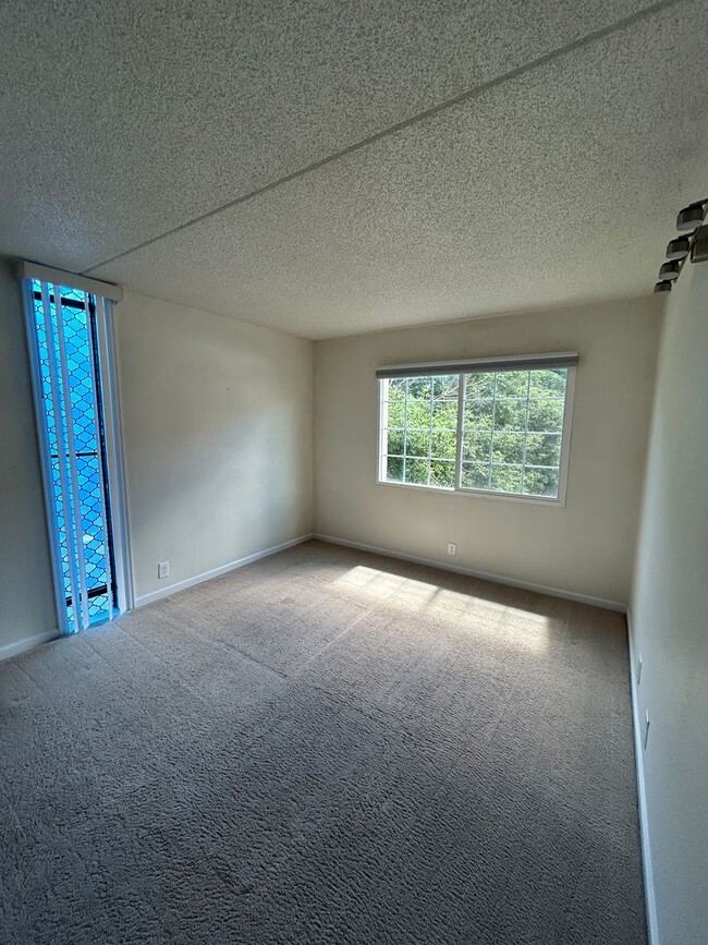 Building Photo - 2 Bedroom Corner Condo Available at Spanis...