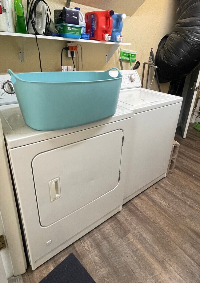 Private laundry - 408 17th St