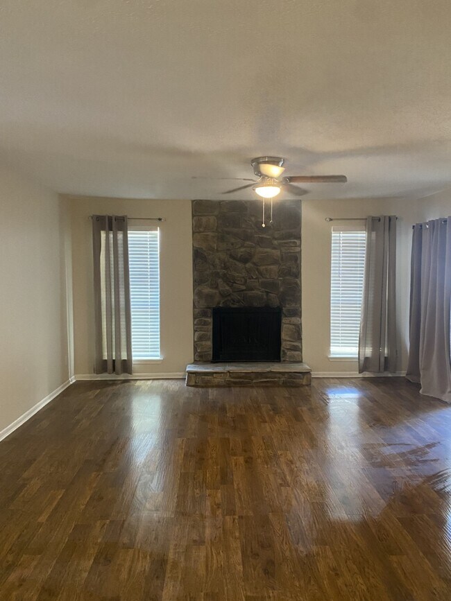 Building Photo - 17401 Red Oak Dr