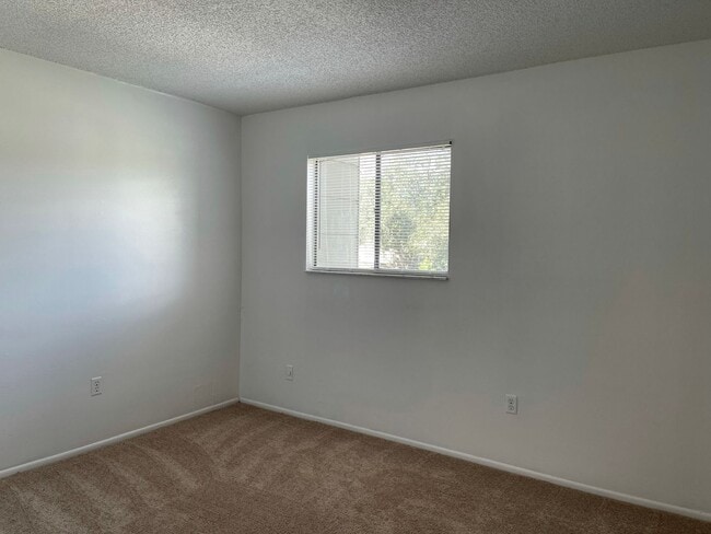 Building Photo - Charming 3 Bedroom/ 2.5 Bath Town Home for...