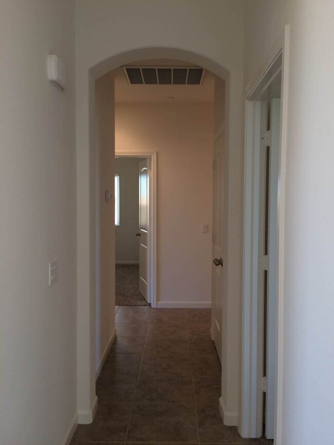 Building Photo - BEAUTIFUL  4+2 - $2550+$2550 Deposit - 93313