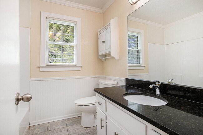 Building Photo - Spacious 3BR/2.5BA Townhouse in the Heart ...
