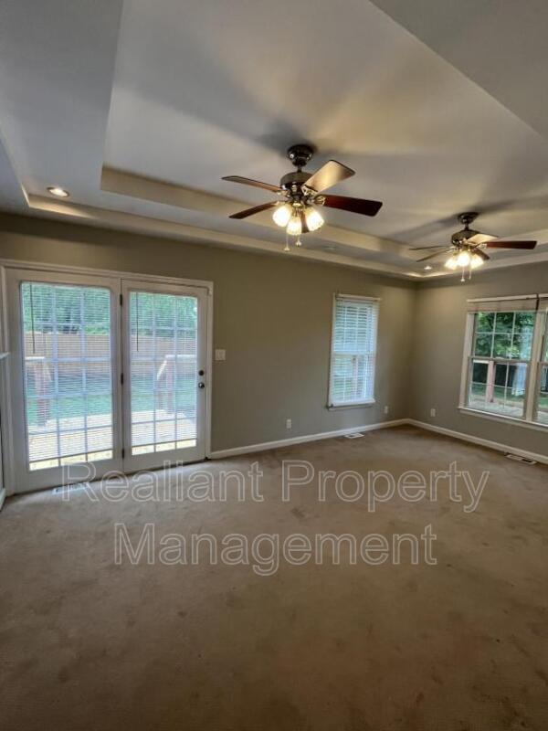 Building Photo - 1940 Pershing Rd