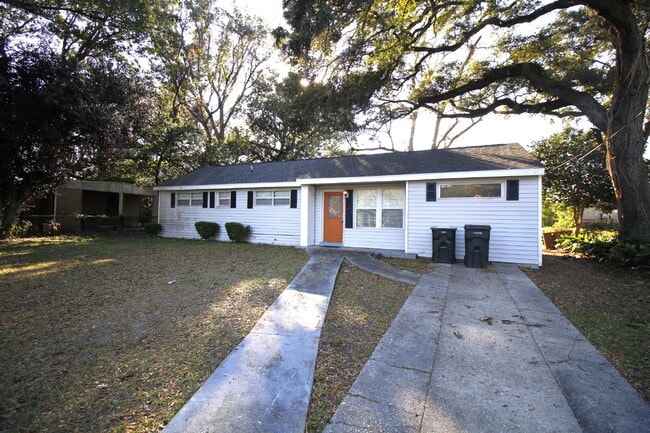 Building Photo - 3BR/2BA Home with Bonus Room & Fenced Yard...