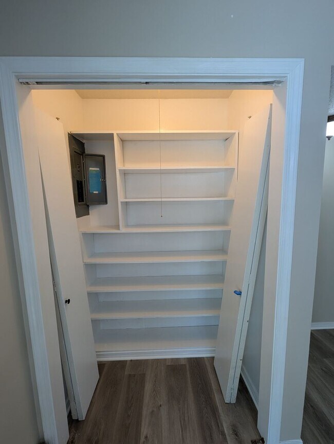 Building Photo - 2 Bedroom/1.5 Bathroom Townhouse in South ...