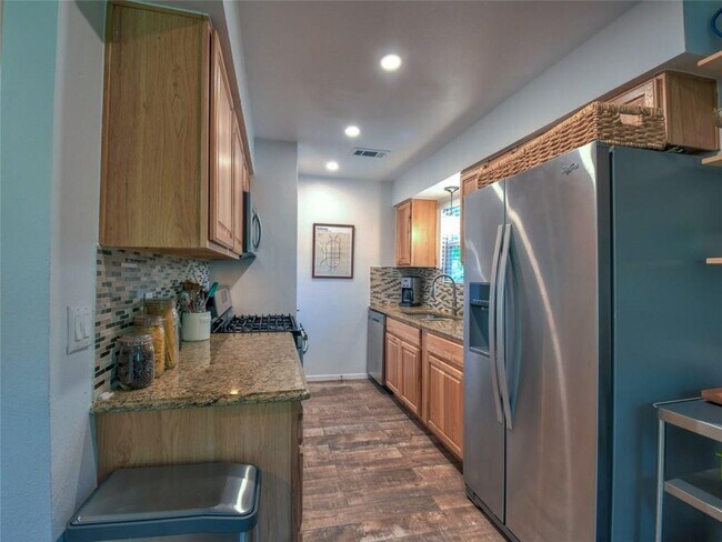 Building Photo - 6605 Clubway Ln