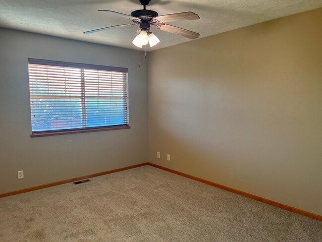Building Photo - **AVAILABLE SOON**Beautiful 3 bed townhome off 84th & Holdrege