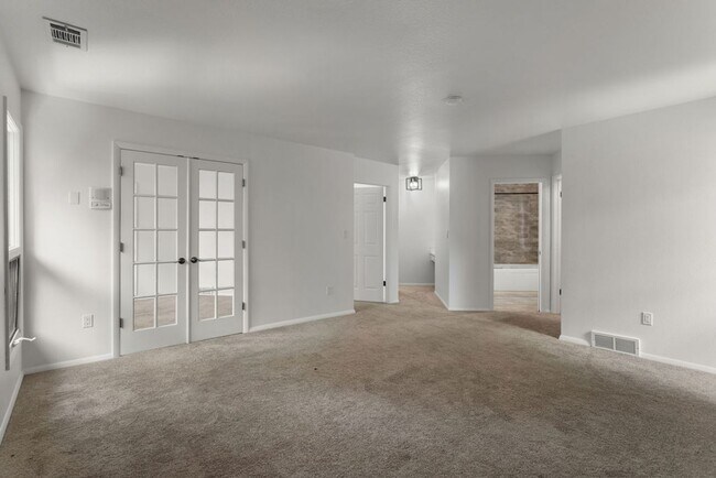 Building Photo - 4 Bedroom, 2.5 Bathroom in Lakeside Terrac...