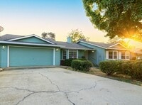Building Photo - 3 Bedroom In Shasta View Neighborhood with...