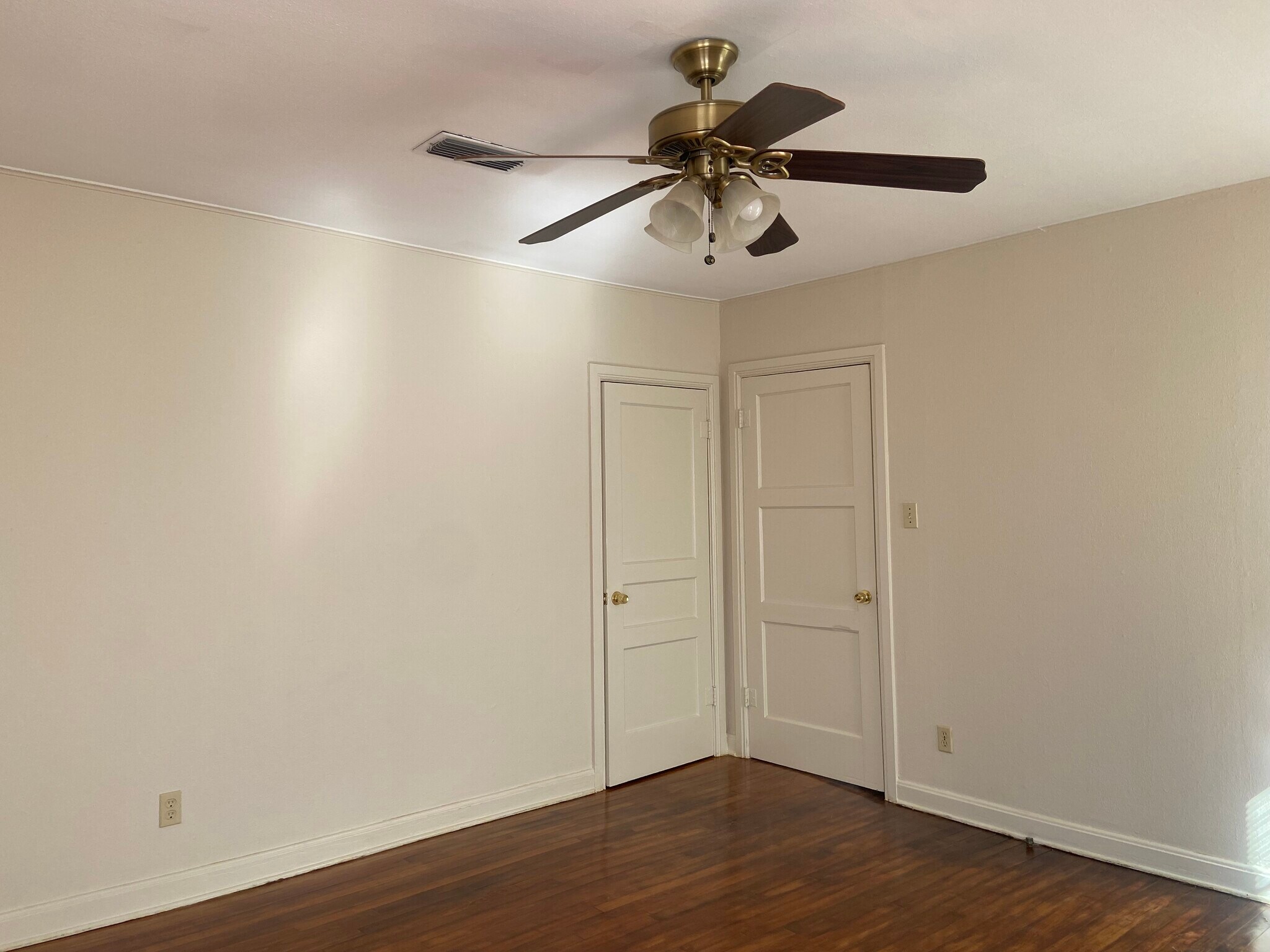 Building Photo - 147 E Elmwood St