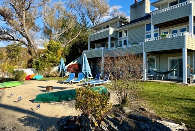 Building Photo - 73 Forest Lake Dr