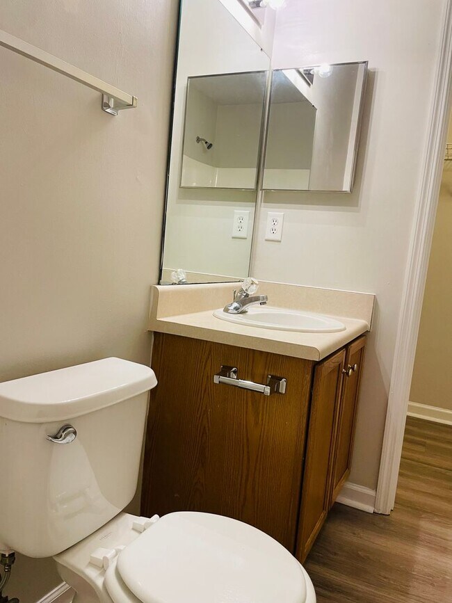 Building Photo - Townhouse off Hartsfield Road-$500 off first months rent!