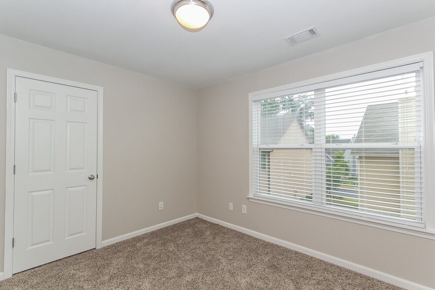 Building Photo - 34 Cliffhaven Cir