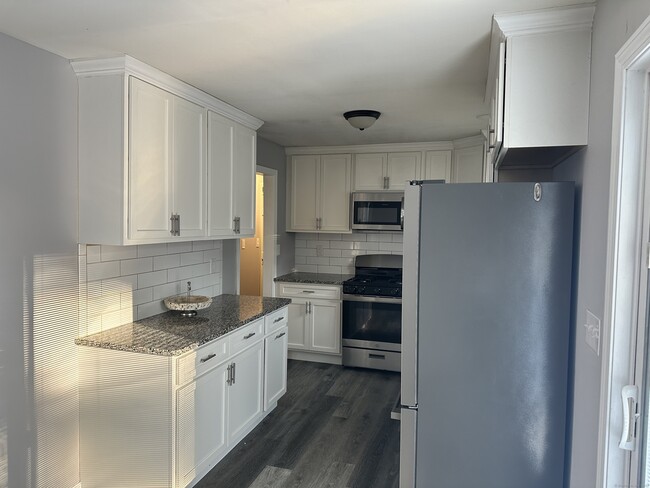 Building Photo - 484 Meriden Ave