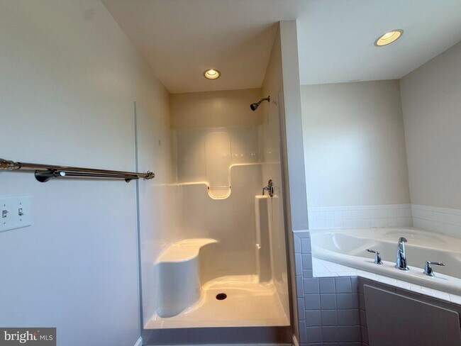Building Photo - 10 S Meadow Ct