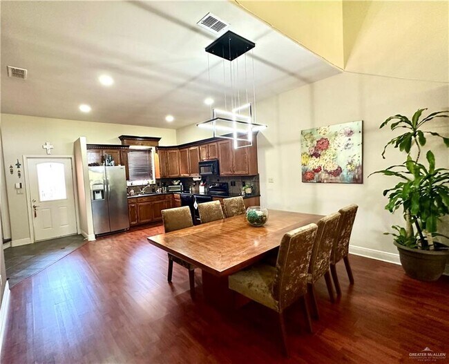 Building Photo - 203 San Saba St
