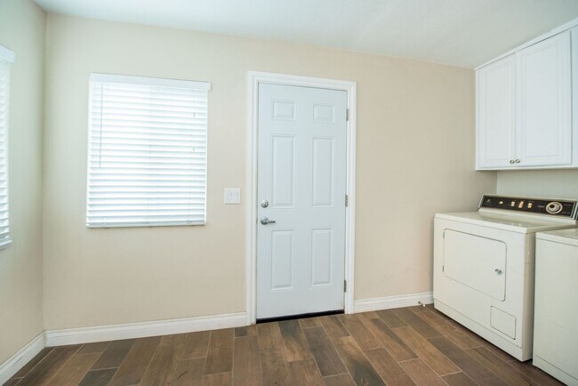 Building Photo - One Bed One Bath