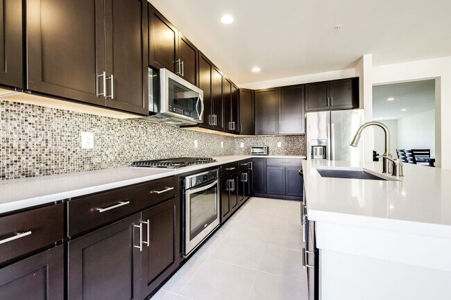 Building Photo - Updated 3br/2.5ba Condo Townhome Alexandria Walk to Metro