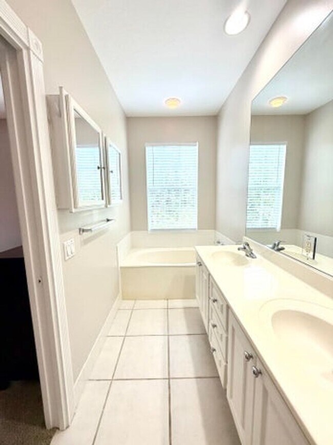 Building Photo - 488 Capistrano Dr