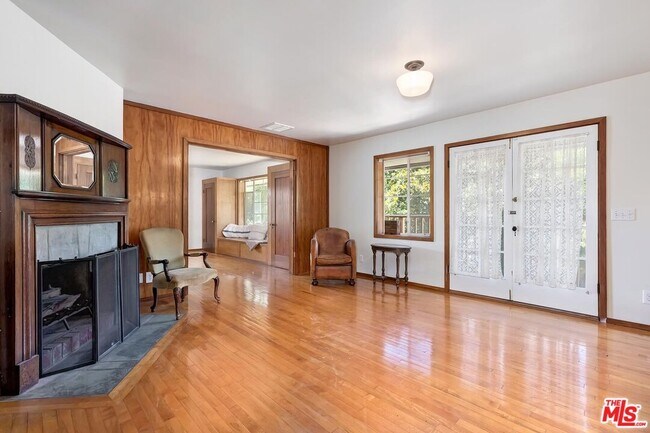Building Photo - 515 N Kenter Ave