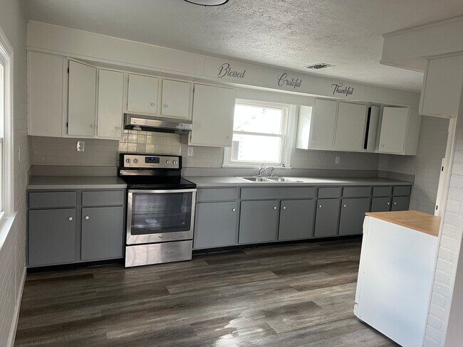 Building Photo - 1525 Trebein Rd