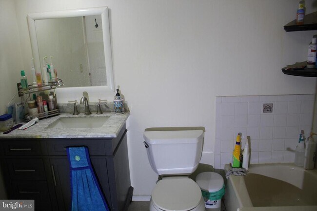 Building Photo - 219 Meadow Dr