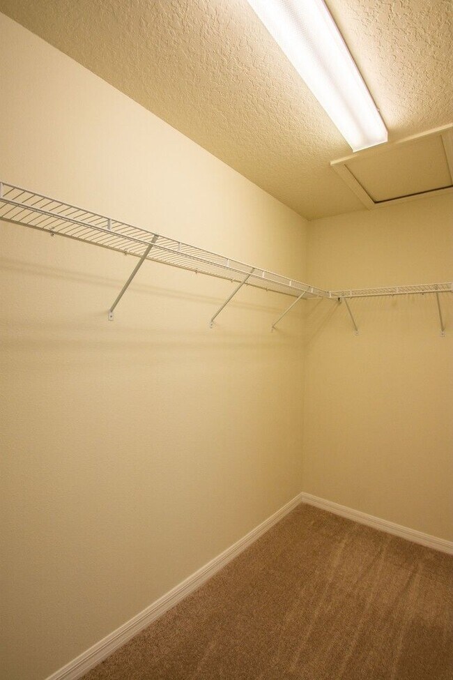 Building Photo - 3912 Plainview Dr