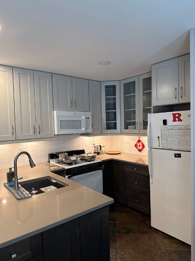 Building Photo - "Charming 2-Bed Retreat with Modern Comfor...