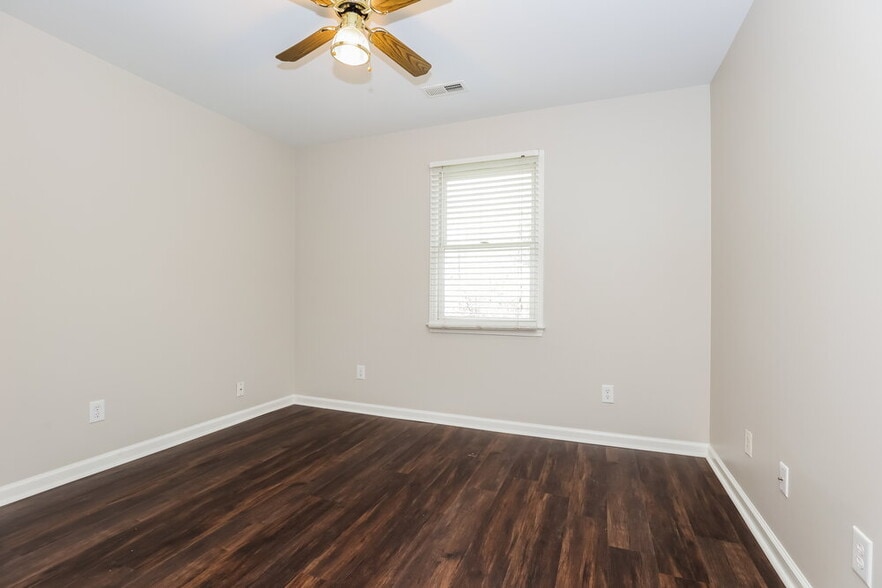 Building Photo - 404 Hump Cir