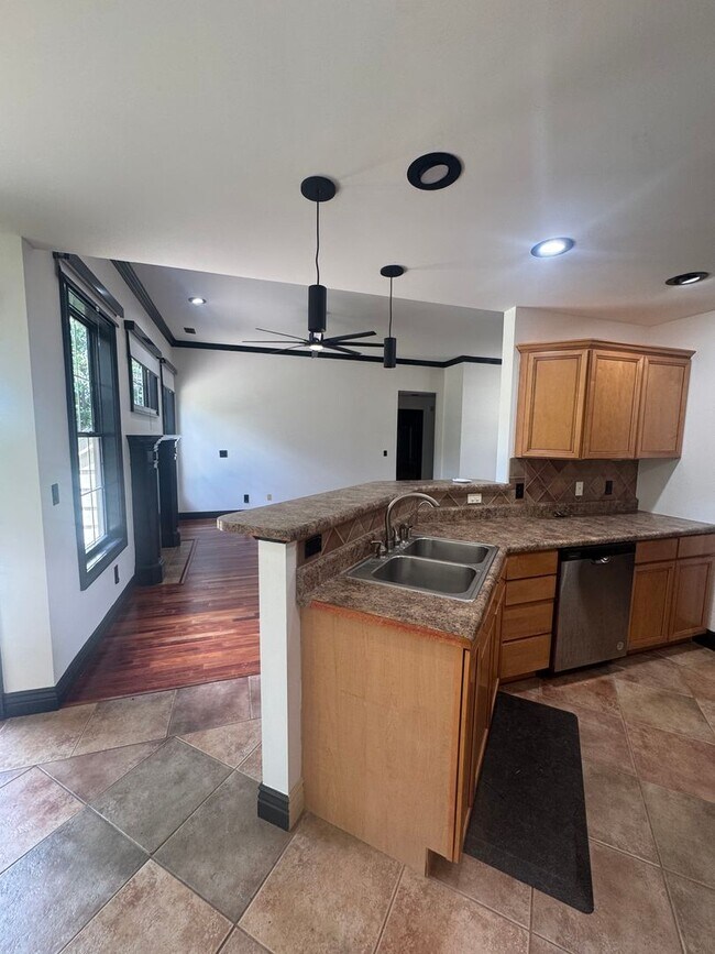 Building Photo - 3 bedroom 2 bath house w/ 2 car garage