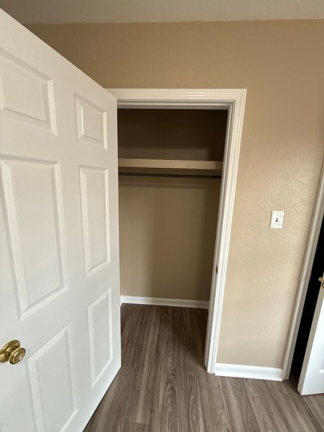 Building Photo - Country and City Side Home