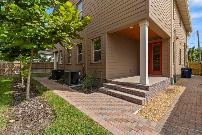 Building Photo - 210 E Columbus Dr