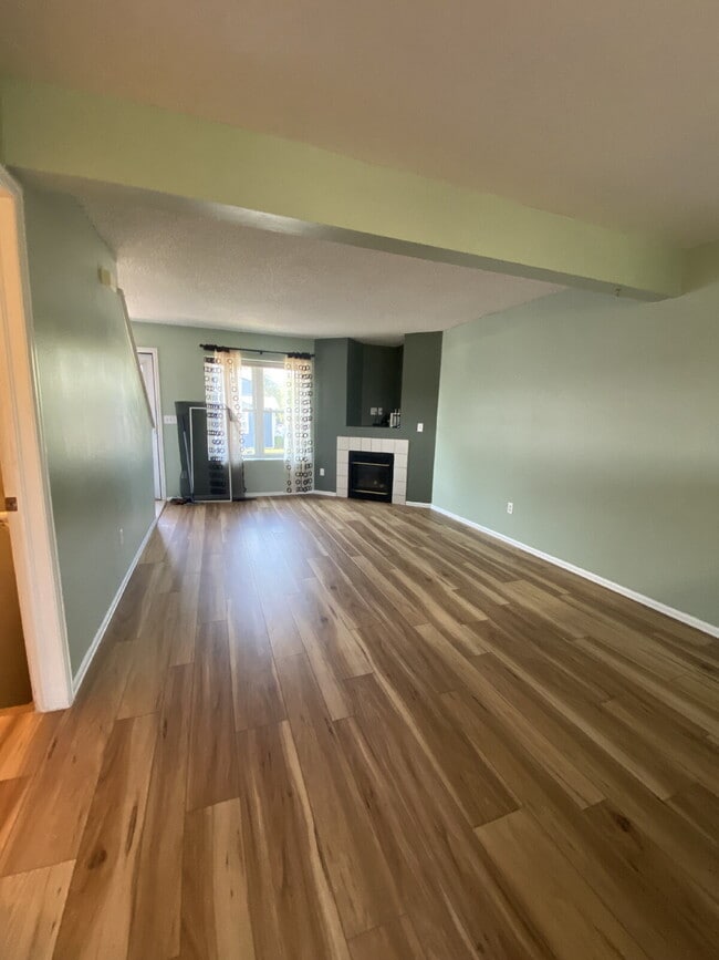 Building Photo - 3 bedroom townhouse - Plumtree