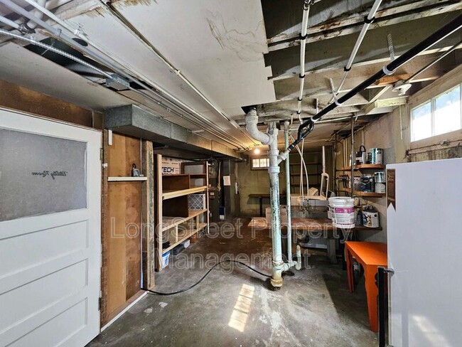 Building Photo - 224 N Russet St