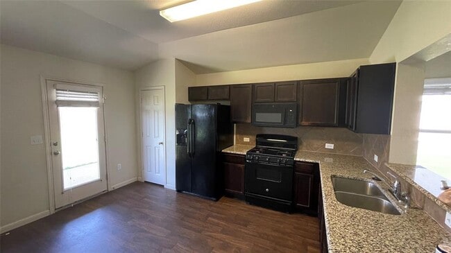 Building Photo - 307 Camellia Dr