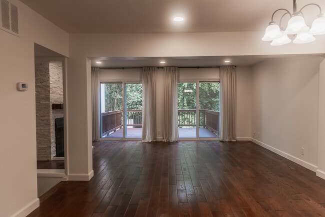 Building Photo - 1613 Valencia Way