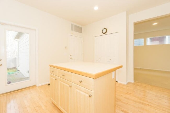 Building Photo - 3 bedroom in Renton WA 98058