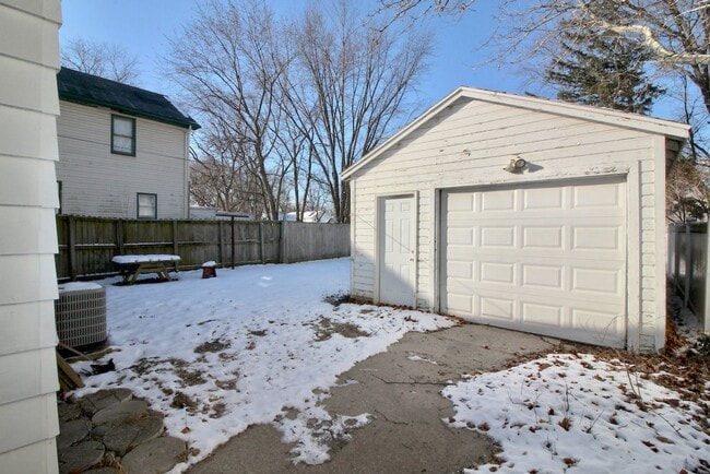 Building Photo - 3 bedroom house for rent