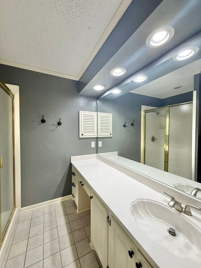 Building Photo - Available Now! Spacious 4 Bed/3 Bath Home in Tyler! Hot Tub!