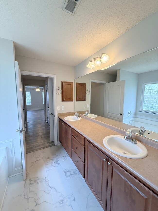 Building Photo - 211 High Green Dr
