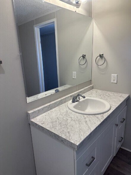 Building Photo - 1221 N Valrico Rd