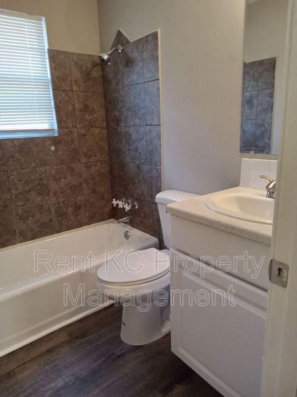 Building Photo - 5703 NE 51st St