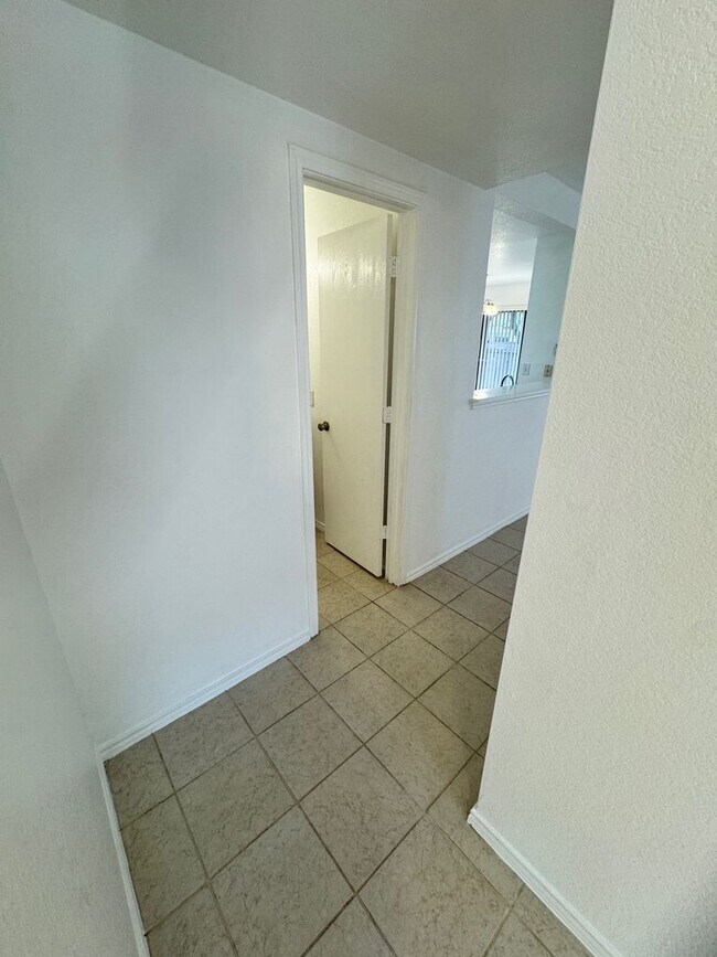 Building Photo - Spacious 3-Bedroom Home in Prime Location ...