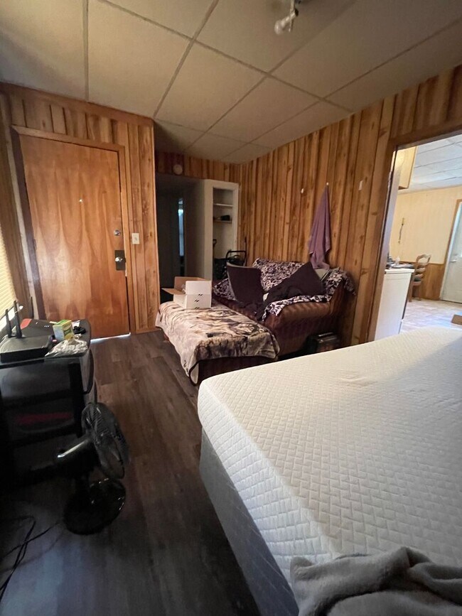 Building Photo - 2 Bedroom Apartment for Rent – Close to UW...