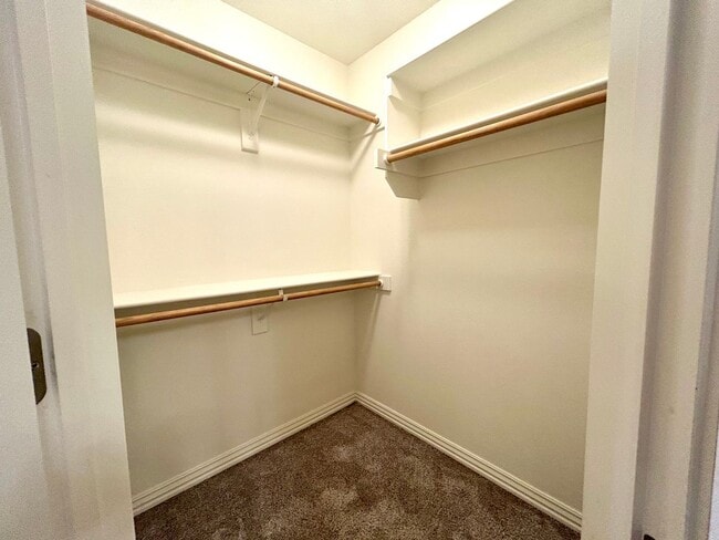 Building Photo - Gorgeous Home with Vaulted Ceilings and La...