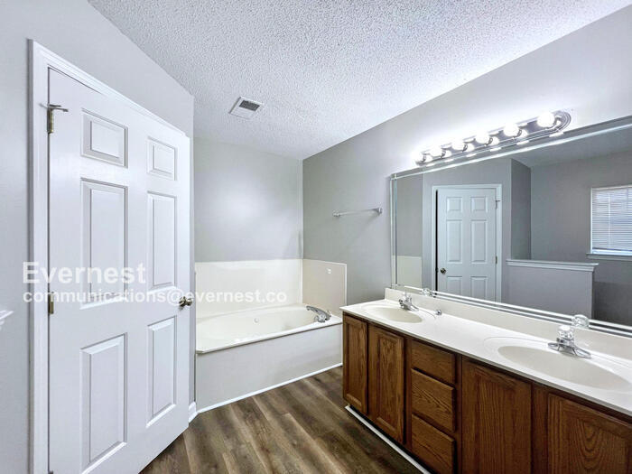 Building Photo - 285 Gaslight Cove
