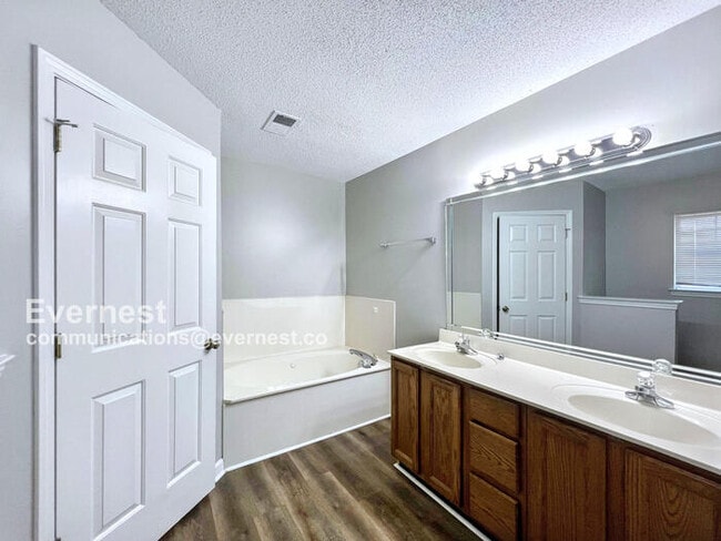 Building Photo - 285 Gaslight Cove