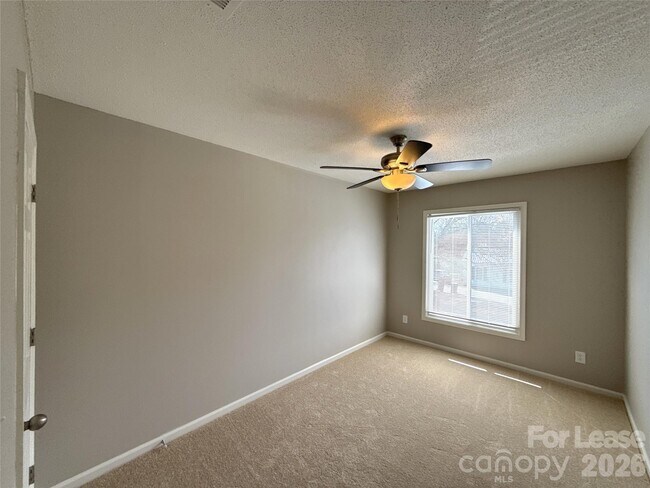 Building Photo - 300 N Main St