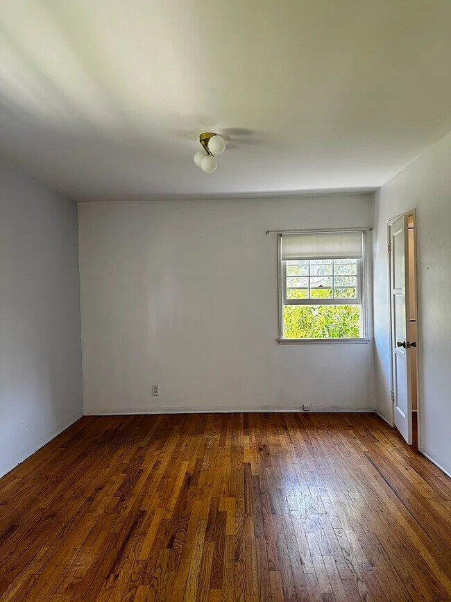 Building Photo - 507 E Maple St
